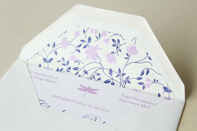 Invitaciones de boda con sobres forrados - Libélula y flores lilas | How  Nice Project